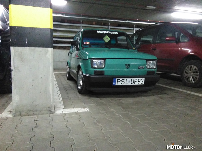 Fiat 126p – Brzydal schował się na parkingu. 